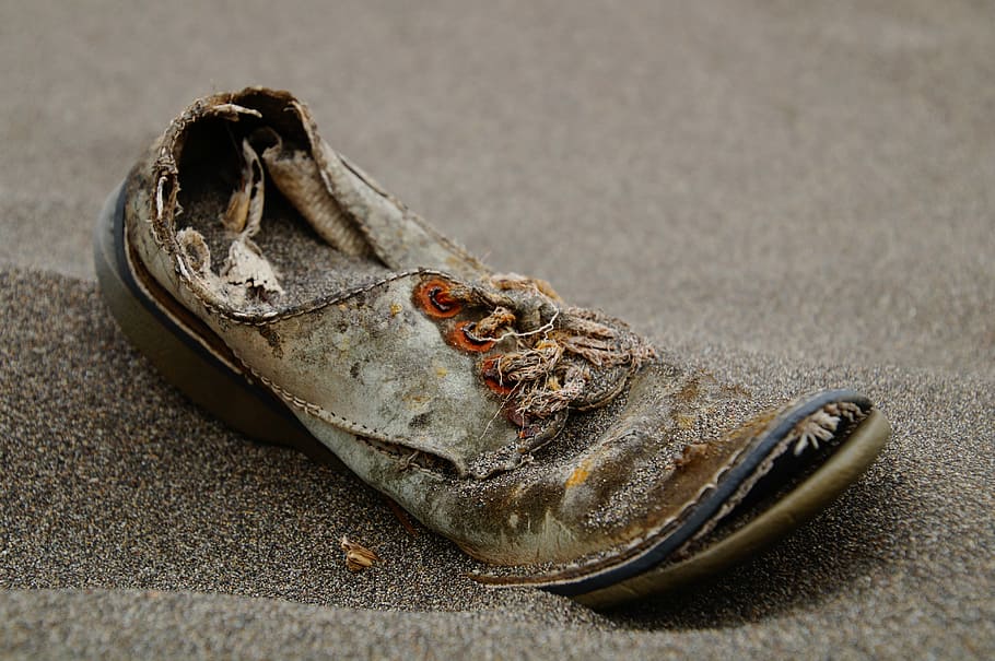 unpaired brown and black shoe on sand, brown leather shoe on gray sand HD wallpaper