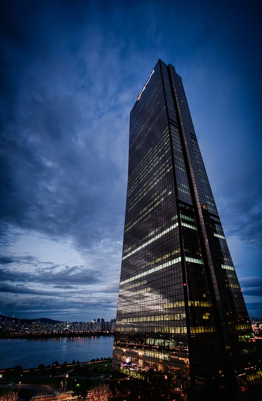 high-rise building with glass windows near body of water, seoul HD wallpaper