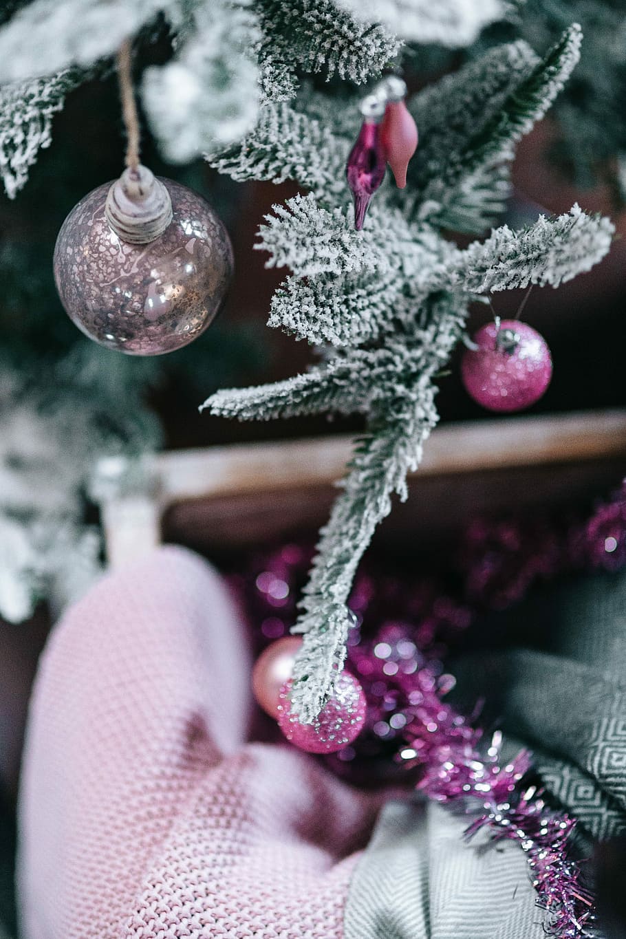 Christmas tree decorations, Christmas balls, xmas, christmas Ornament HD wallpaper