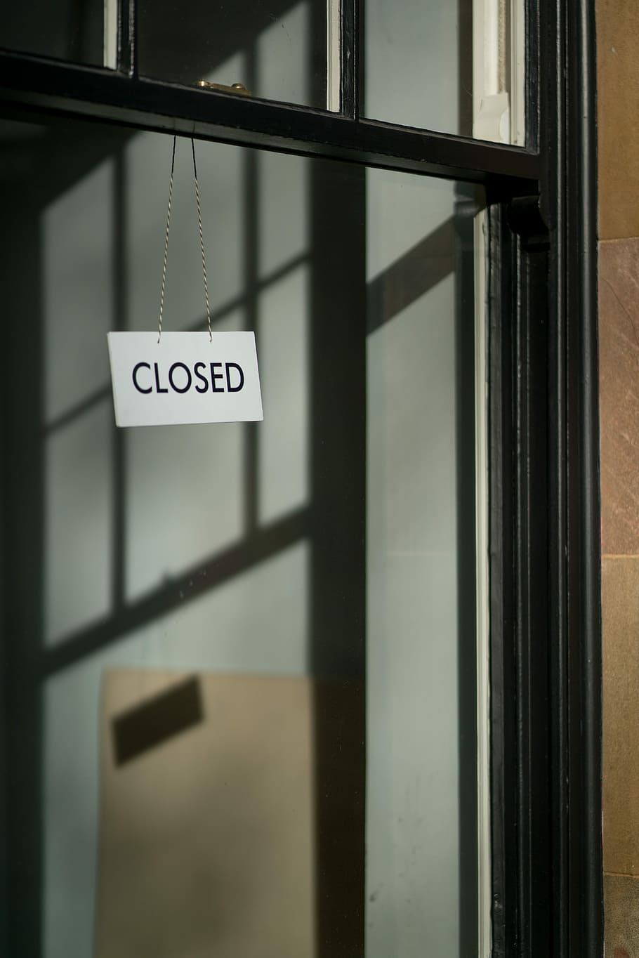 white closed hanging signage, closed signage, window, door, building HD wallpaper