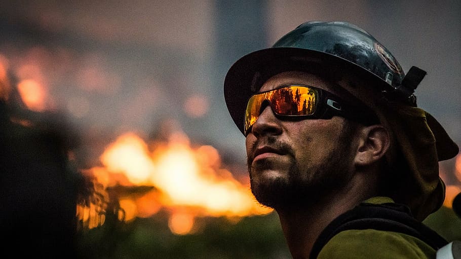 man wearing black half helmet and brown goggles, fire fighter HD wallpaper