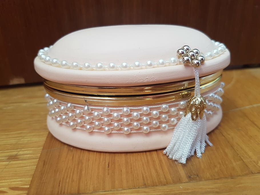beaded pink and white tassel wallet on brown slab\, box, jewelry, HD wallpaper