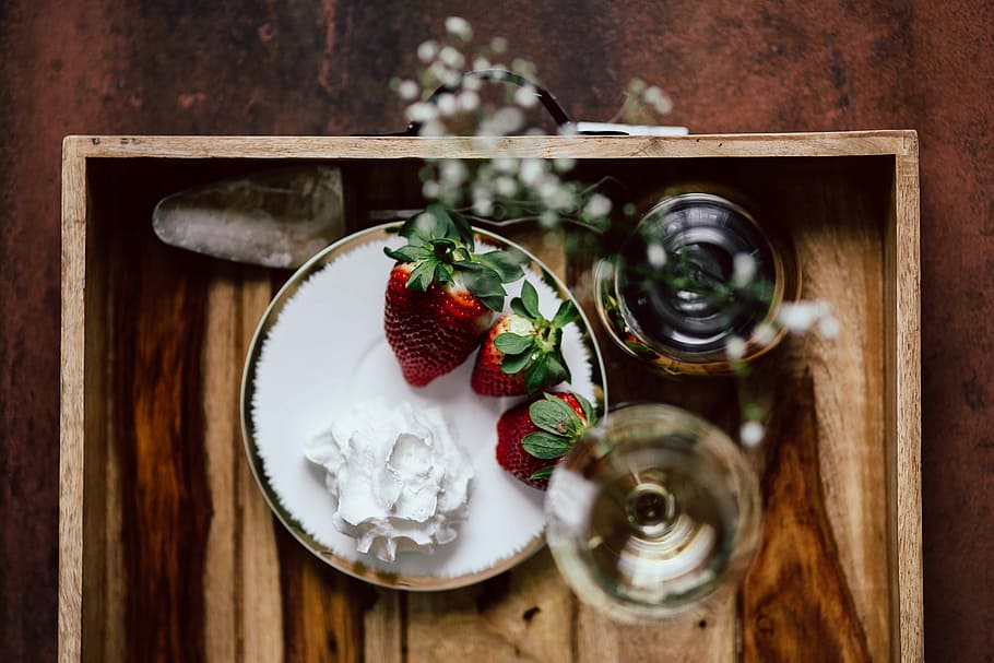 Strawberries with cream and glass of white wine on wooden tray, HD wallpaper