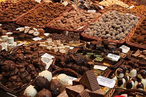 photo of varieties of chocolates, nibble, sweetness, fine chocolates HD wallpaper