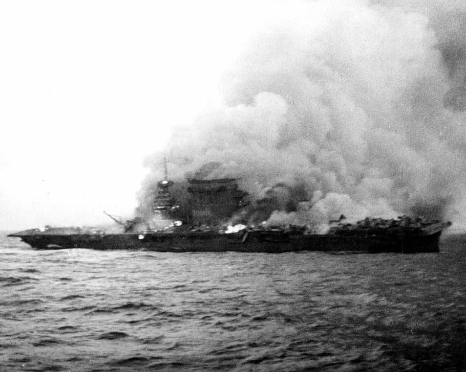 Lexington abandoned and on fire during the Battle of Coral Sea, World War II, HD wallpaper