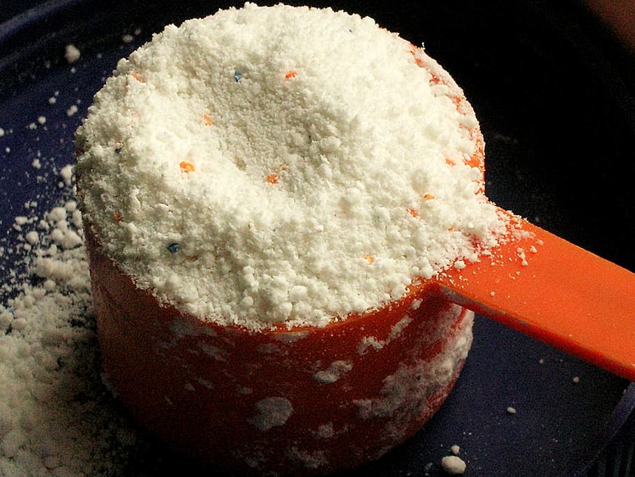 white powder in red plastic measuring cup, detergent, spoon HD wallpaper