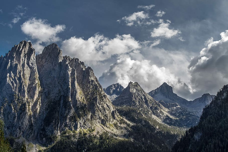 Aigüestortes i Estany de Sant Maurici, Spain, rock mountain under gray clouds HD wallpaper