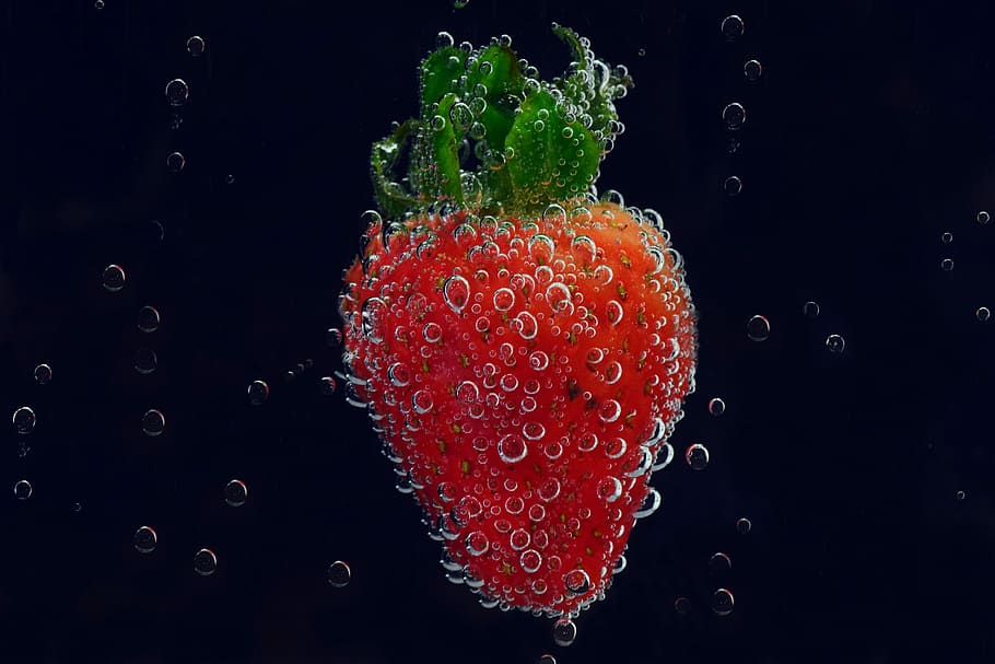 red strawberry fruit surrounded with bubbles under water, blow, HD wallpaper