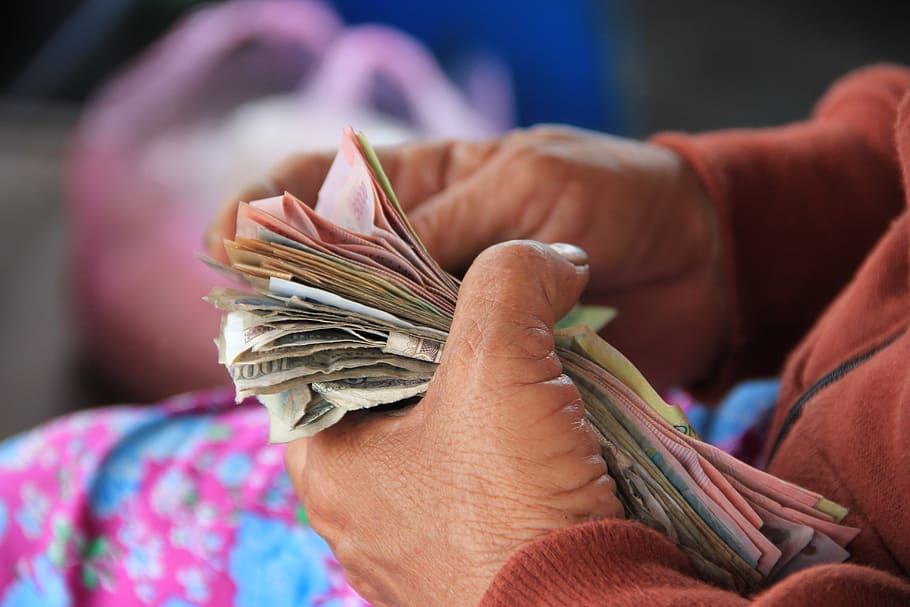 person holding banknotes, person holding stack of banknote, Well HD wallpaper