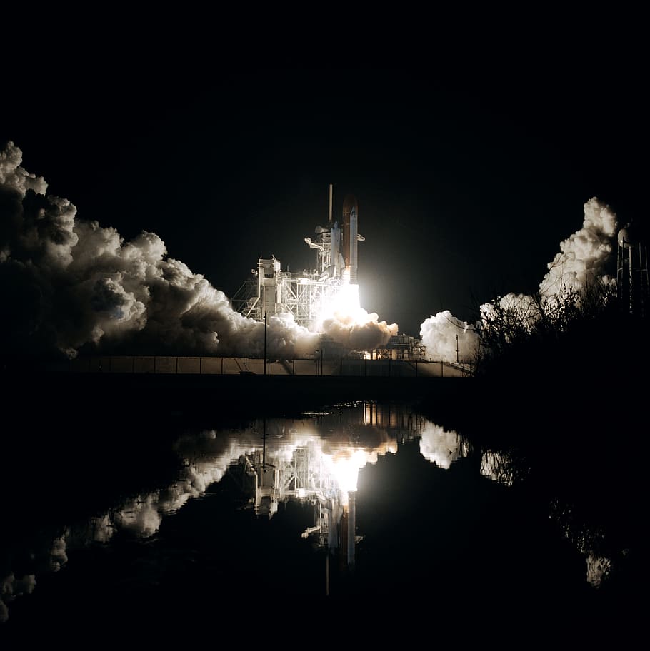 space shuttle taking off, low-light photo of space shuttle about to launch HD wallpaper