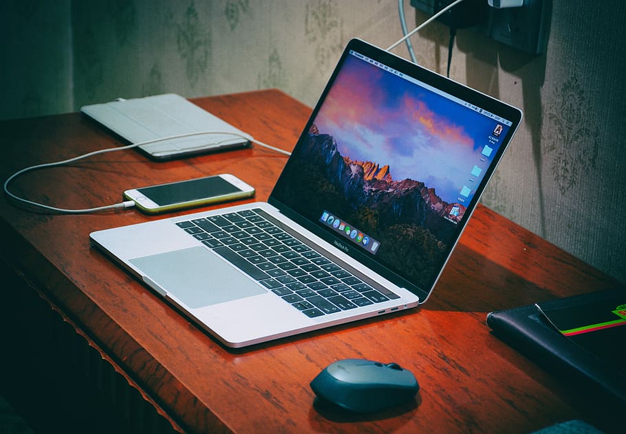 MacBook Pro on brown wooden surface, MacBro on brown wooden table HD wallpaper