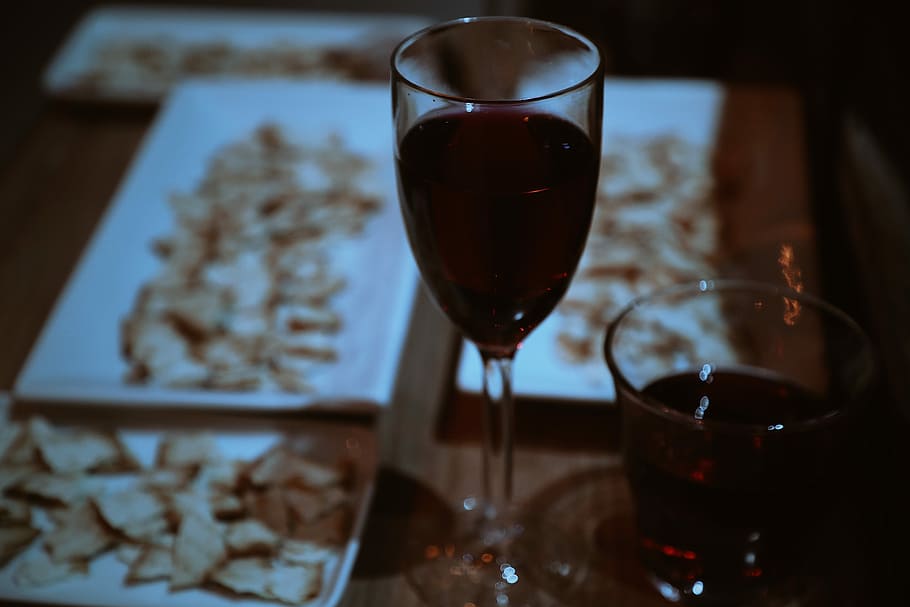 plates of chips beside wine glasses on table, copa de vino HD wallpaper
