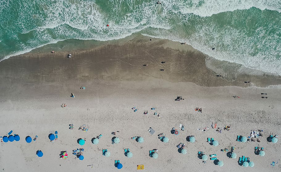 bird's eye view of people on shoreline near body of water, topview of people beneath on ocean HD wallpaper