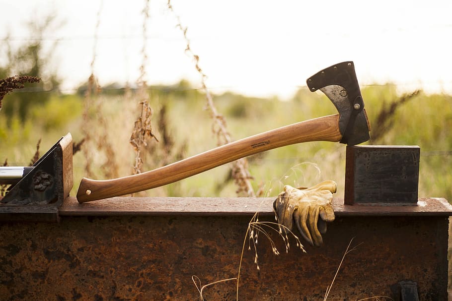 focus photography of axe on the table, brown and black axe near yellow gloves HD wallpaper