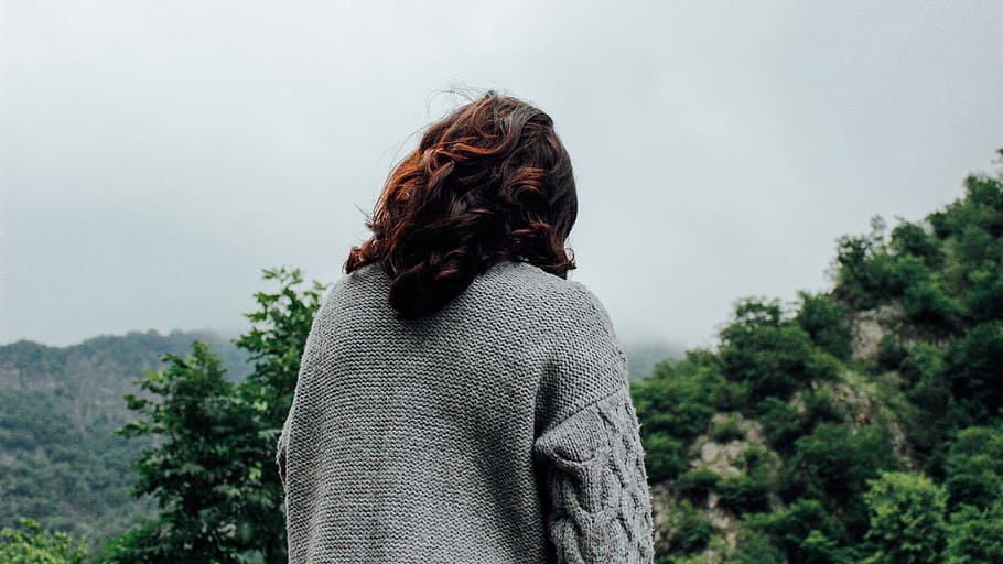 black and brown haired woman wearing gray sweater, women, outdoors HD wallpaper