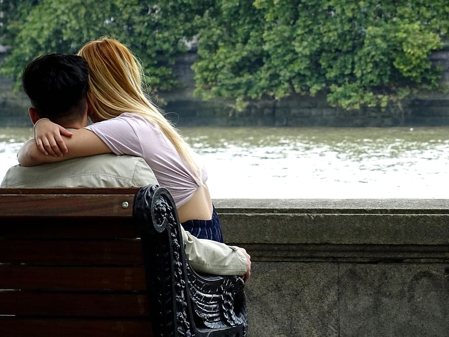 bench, nature, love, people, affection, hugging, looking, park HD wallpaper