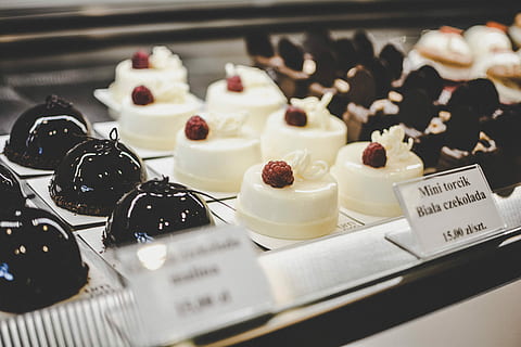 mini torcik pastry, white icing-covered cakes in display shelf HD wallpaper