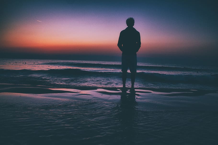 man standing on seashore during sunset, person standing at shore during golden hour, HD wallpaper