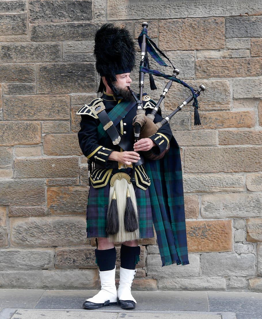 royal guard carrying bagpipe, scotland, edinburgh, bagpipes, tartan, HD wallpaper