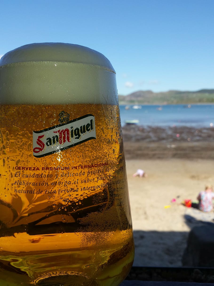 beer, beach, drink, cold, alcohol, glass, foam, leasure, thirst HD wallpaper