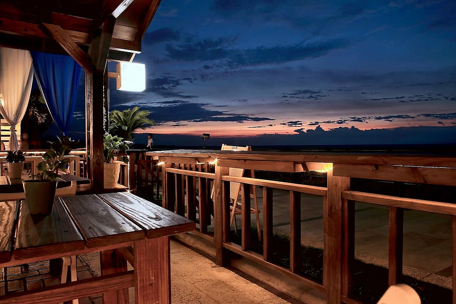 photo of square brown wooden table near balustrade, sunset HD wallpaper