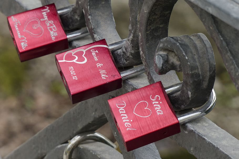 hanging, red, locks, engravings, relationship, love, gravure HD wallpaper
