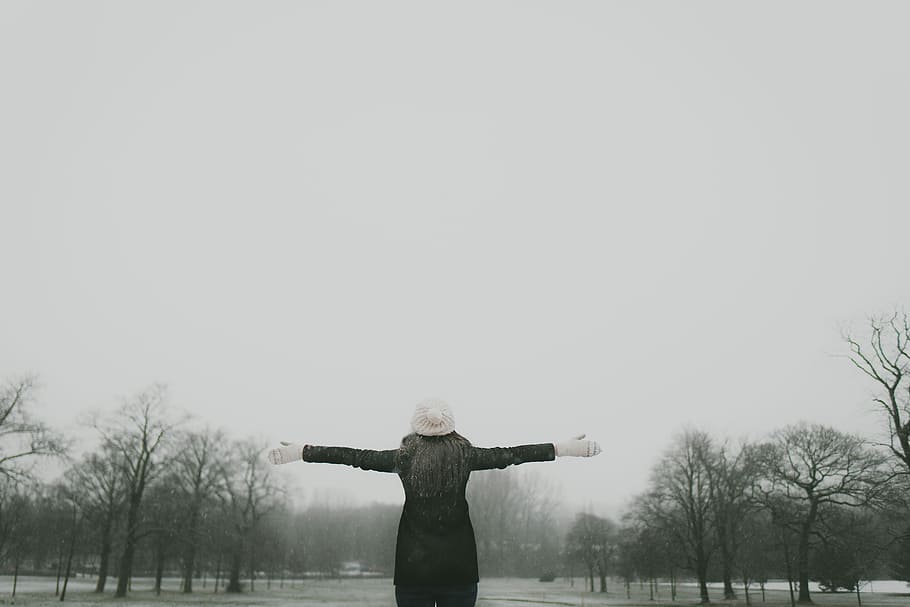 woman wearing black long sleeved jacket with white headdress and hand gloves HD wallpaper
