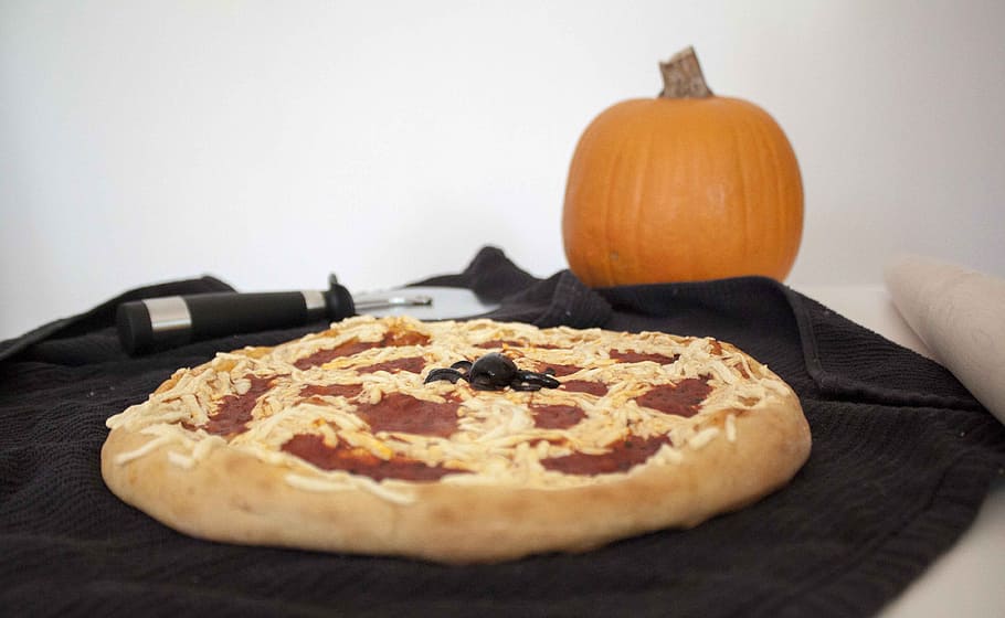 pizza, halloween, olive, pumpkin, vegan, cheese, meals, food and drink HD wallpaper