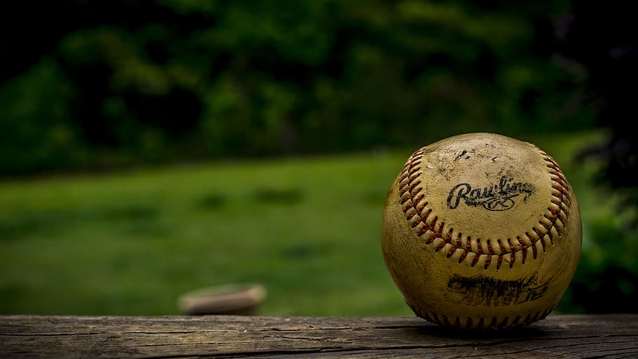 shallow focus photography of baseball, selective focus photography of brown and red Rawlings baseball