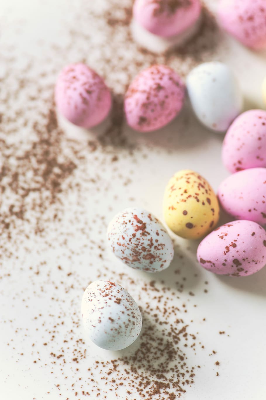 assorted-color quail eggs, assorted-color decor egg lot, cocoa powder, HD wallpaper