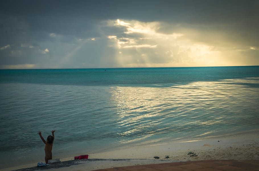 matira beach, sun ray, sunset, clouds, little boy, summer, water HD wallpaper