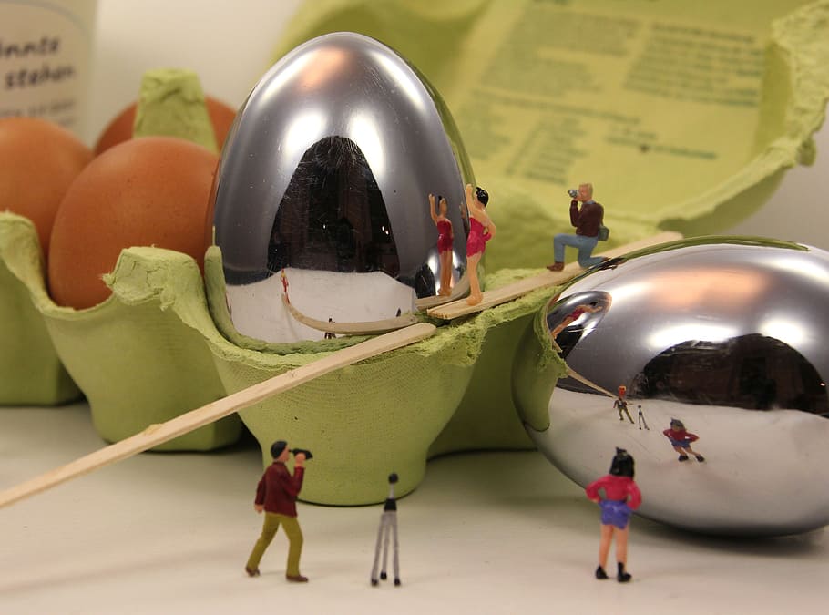 miniature figures, fried, egg, funny, mirror image, photographer HD wallpaper