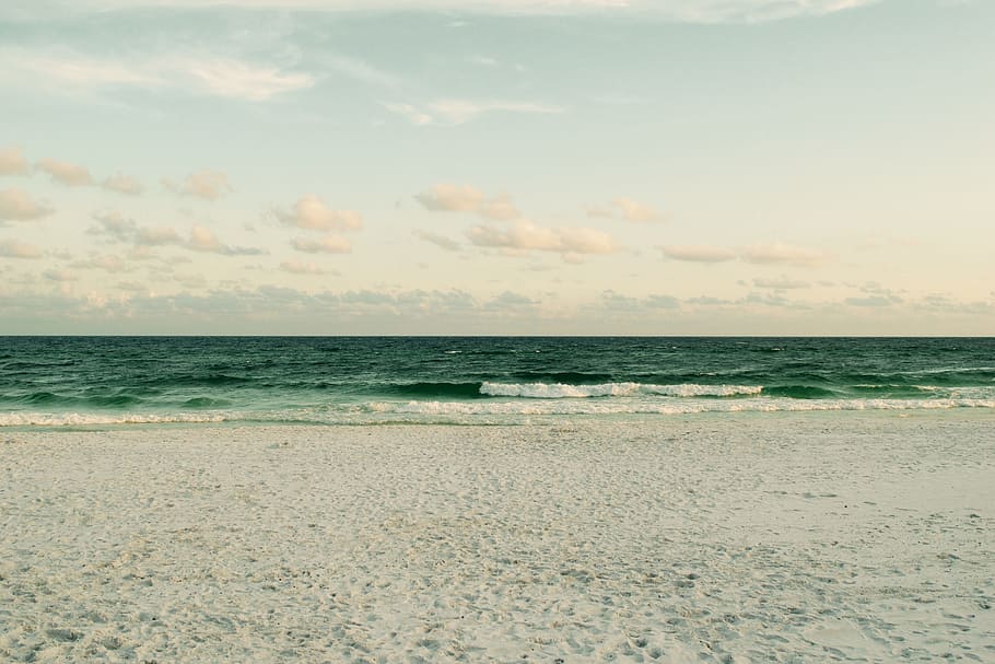 photography of calm beach side, photo of horizon under cirrus clouds HD wallpaper