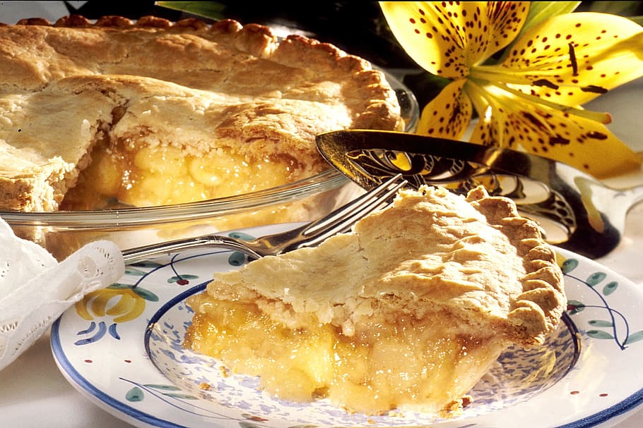 baked pie on plate, apple pie, slice, presentation, food, treat HD wallpaper