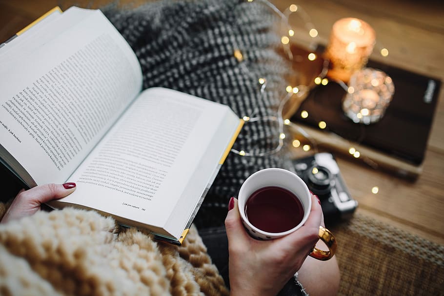Woman drinking tea and reading book, female, home, time, pillows, HD wallpaper