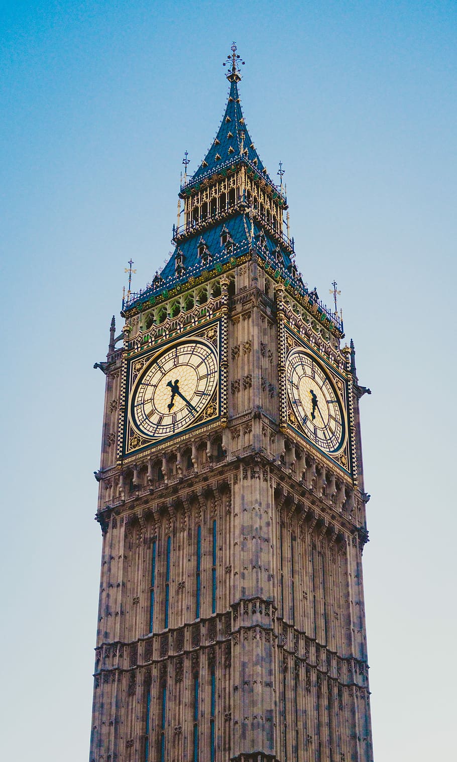 Big Ben, London, England, low-angle architectural photography of Elizabeth Tower, London under blue sky during daytime HD wallpaper