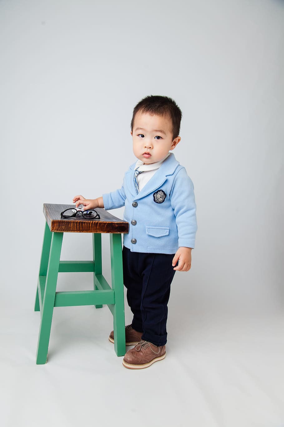 small dudes, boy, boy with stool, full length, childhood, one person HD wallpaper