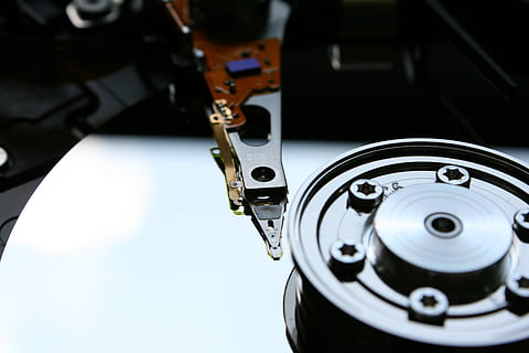 macro photography of cylindrical tool, hdd, hard drive, disk HD wallpaper