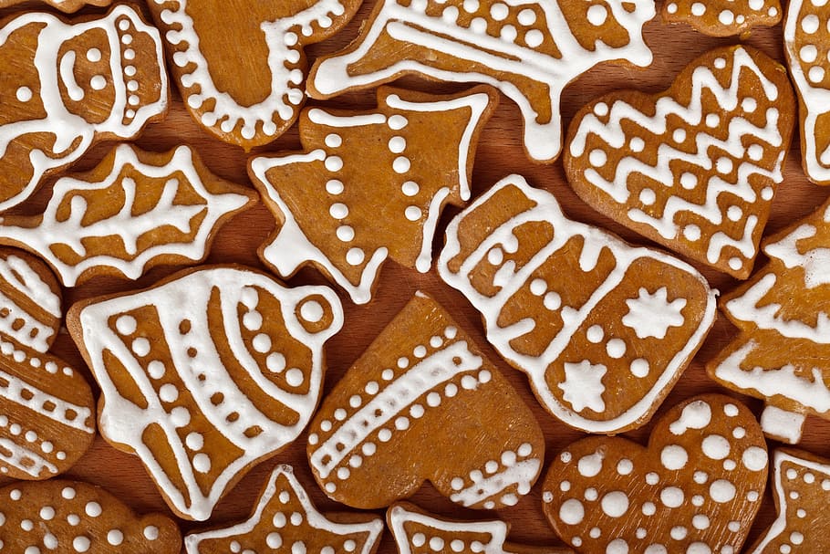 ginger bread in different shapes, biscuit, brown, christmas HD wallpaper