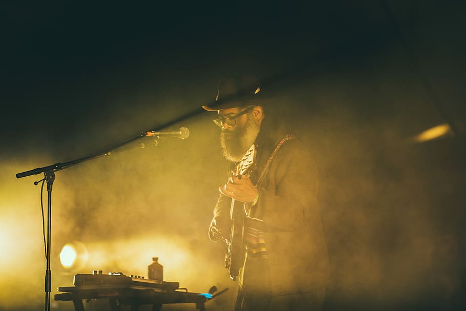 man playing guitar in front of black microphone, man playing guitar on stage HD wallpaper