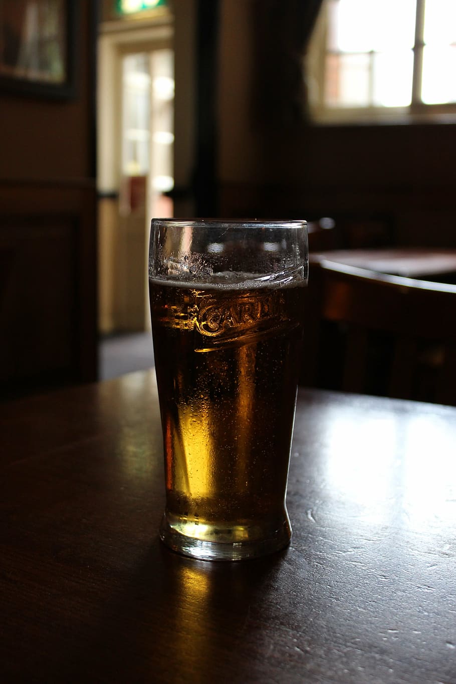 beer, glass, pub, table, alcohol, yellow, drink, bar, lager HD wallpaper