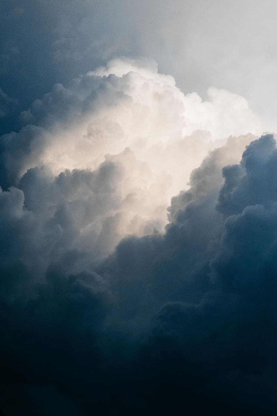 clouds in shallow focus, clouds under blue sky, dark, storm, black HD wallpaper