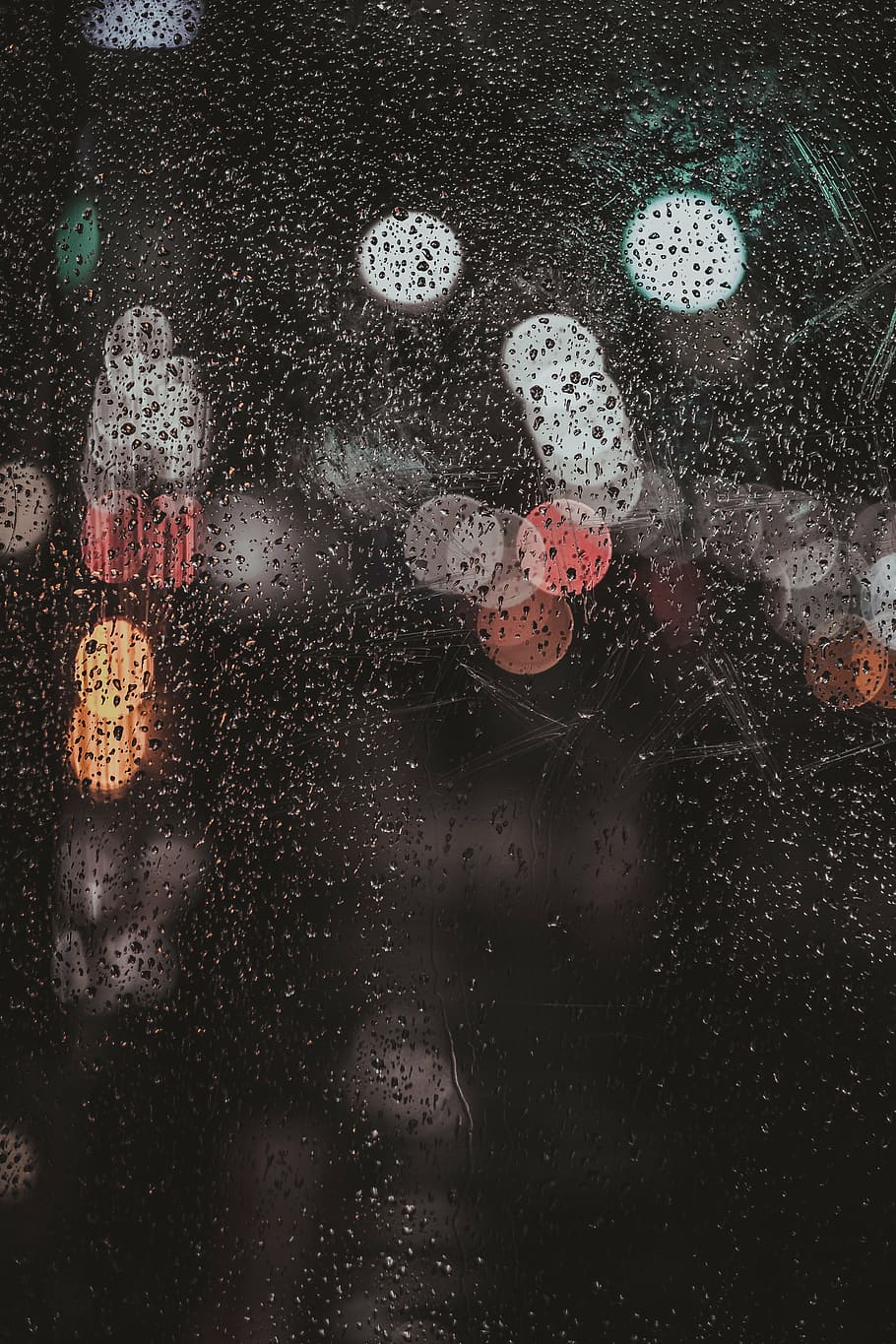 Ảnh nền bokeh kính ẩm ướt trong mưa đêm sẽ đưa bạn vào thế giới của bức tranh nghệ thuật, nơi mà mọi thứ được pha trộn thành một. Tận hưởng vẻ đẹp đầy phóng khoáng của tinh thần nghệ thuật trong khoảnh khắc này.