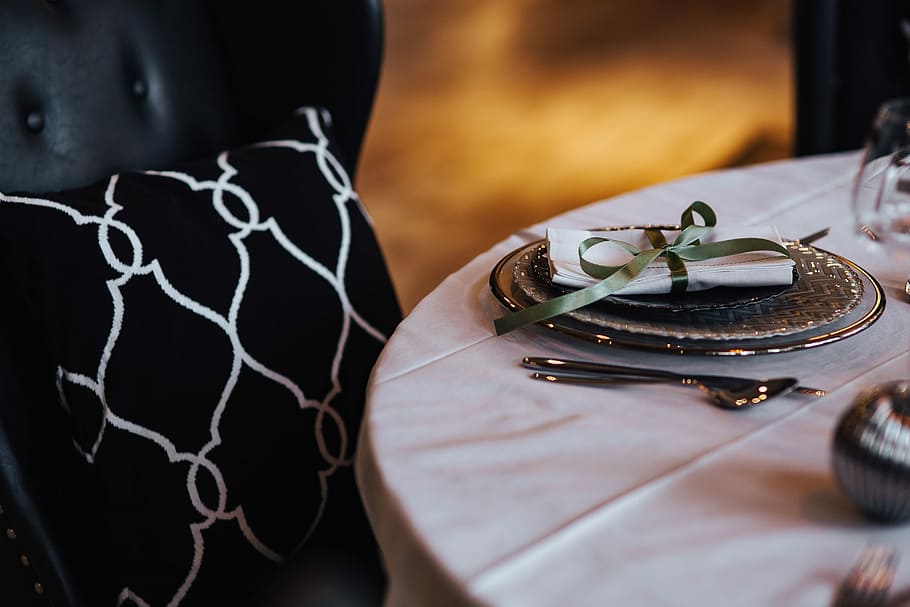 Table decorations with golden motifs, lunch, dinner, restaurant HD wallpaper