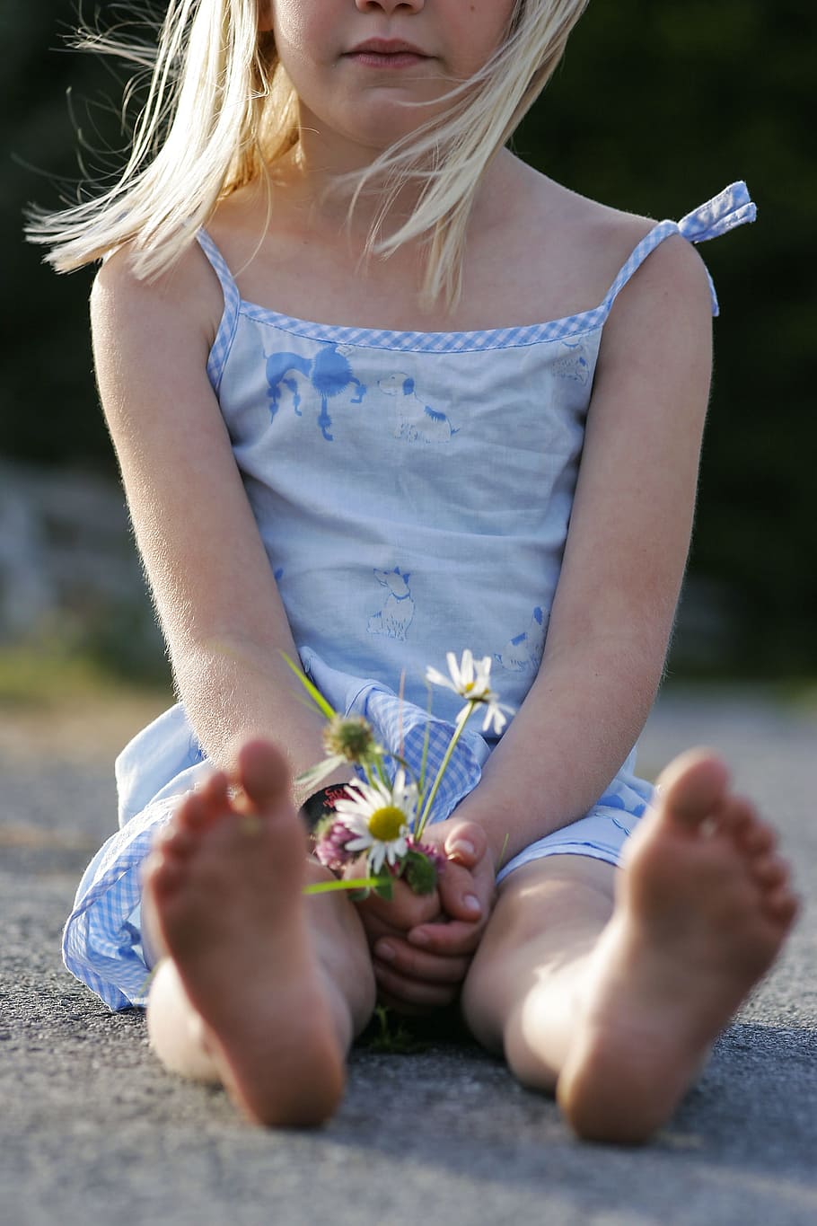 girl in blue floral dress holding flowers and sitting on ground, girl wearing blue sleeveless dress HD wallpaper