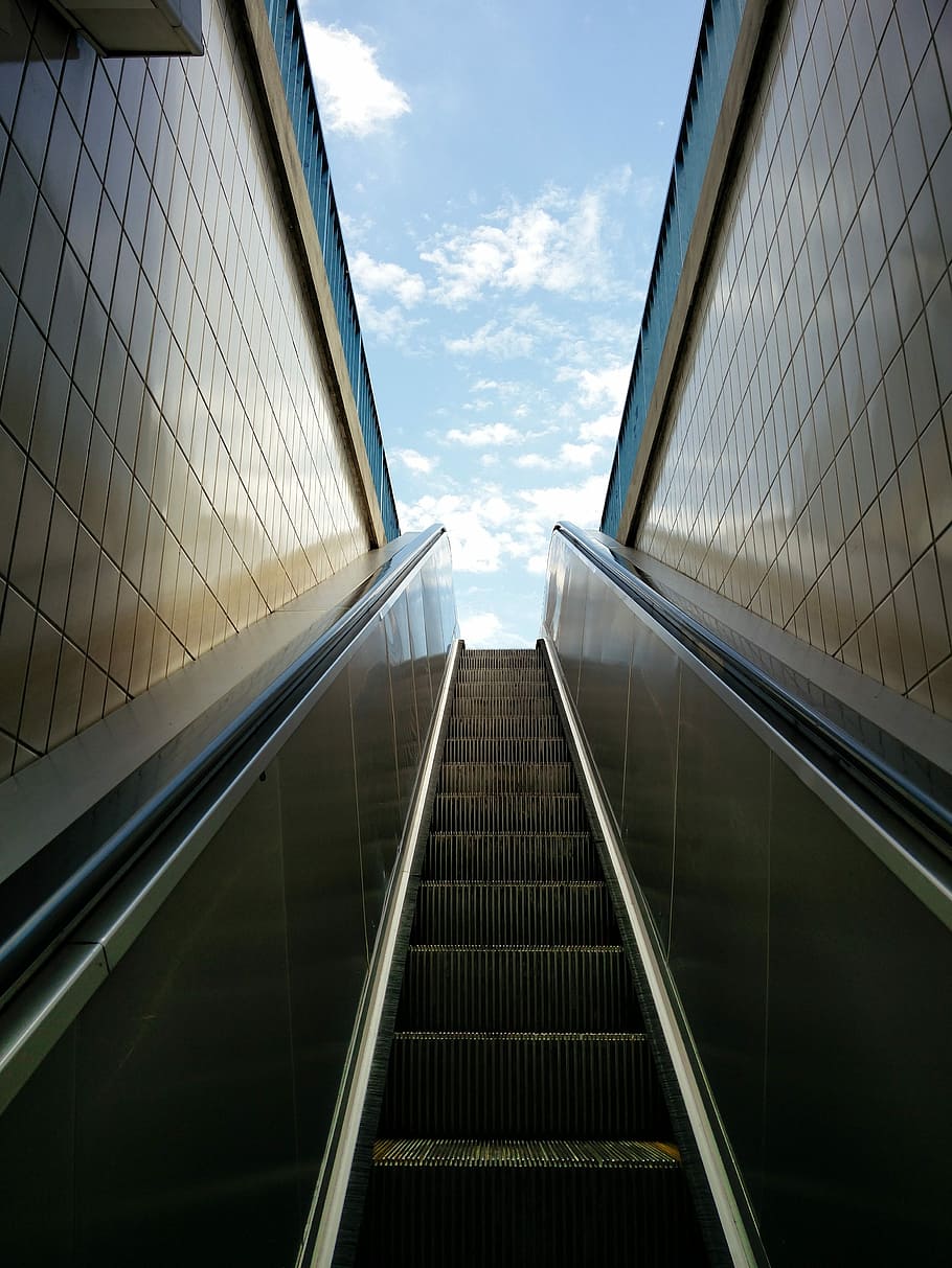 escalator in the middle of tiled walls, escalator under blue sky HD wallpaper
