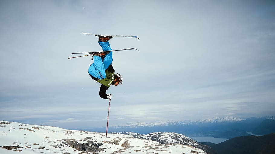 man snow ski holding pole, man using ski blades above snow filled ground HD wallpaper