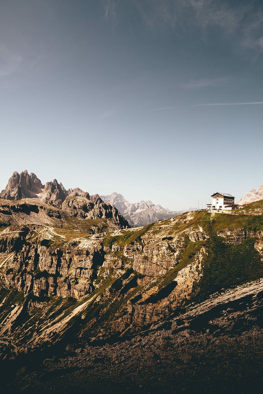 white concrete building surrounded by rocky mountains, white house on rocky mountain during daytime HD wallpaper