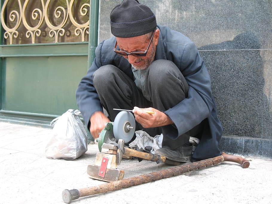 working, old man, glasses, sharp, knife, looking, men, manual Worker HD wallpaper