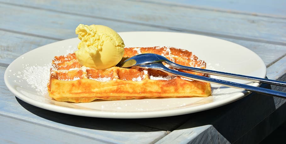 waffle with ice cream on top in white ceramic plate, waffles, HD wallpaper